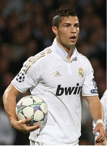 记者：弗拉霍维奇遭佛罗伦萨球迷种族歧视侮辱，导致比赛中断（记者称弗拉霍维奇遭佛罗伦萨球迷种族歧视辱骂，比赛被迫暂停）