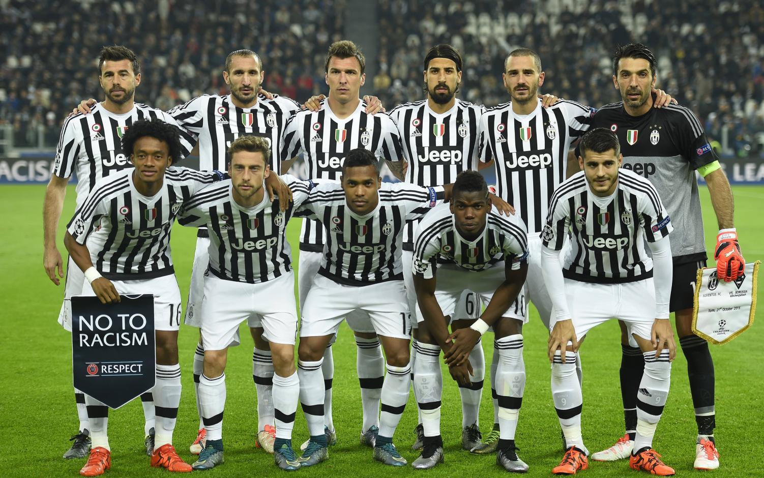 每体：费尔明出席家乡的巴萨及个人球迷协会成立活动，为球迷签名（每体：费尔明回到家乡见证巴萨与个人球迷会成立，亲为球迷签名）